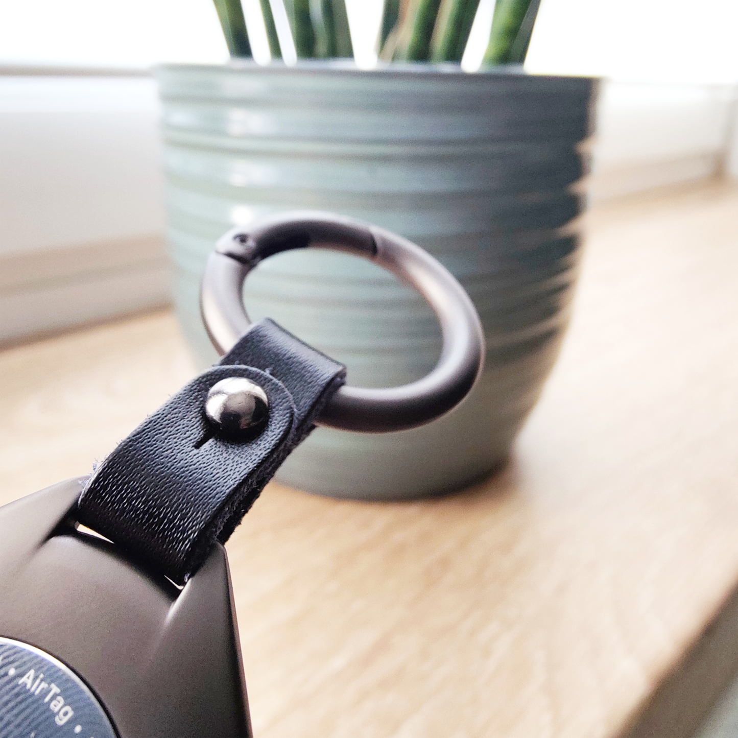 Metall Schutzhuelle fuer Apple AirTag* mit Schluesselanhaenger und Echtleder Halter