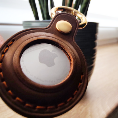 Handgefertigte Lederschutzhuelle fuer Apple  AirTag* mit Schluesselanhaenger | Dreidimensionale High-End-Textur |